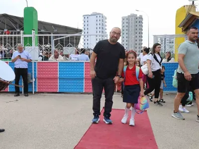 Minik öğrenciler için okul girişinde renkli karşılama: Davul zurna ile coşkulu başlangıç