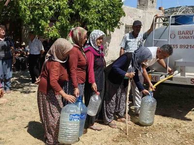 Mersin Silifke'de su sıkıntısı: Bidonlarla su taşıyan köylüler destek istedi