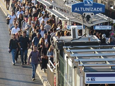 5 yıldır çözülemeyen metrobüs problemi! Altunizade yine kilitlendi, yüzlerce insan yolda kaldı