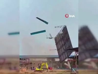 Endonezya'da inşaat alanını vuran kasırga metal çatıları uçurdu