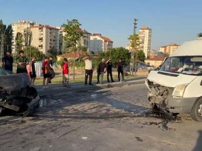 Kayseri'de otomobil ticari araçla kafa kafaya çarpıştı: 1'i ağır 2 yaralı
