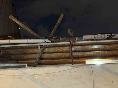 Fırtınanın şiddeti karşı binada hasara yol açtı