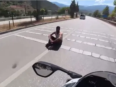 Karabük'te yolda oturan ve yürüyen kişilerin tehlikeli halleri dikkat çekti