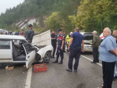 Kastamonu'da meydana gelen kazada 7 kişi yaralandı, itfaiye sıkışanı kurtardı