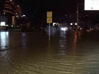 Sarıyer'de sağanak yağış sonrası caddenin göle dönmesi sürücüleri zor durumda bıraktı