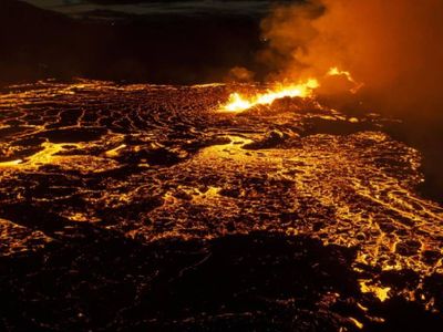 6 bin yıl sonra ilk kez yaşandı! İzlanda’da uyuyan yanardağ patladı