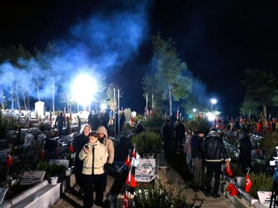 6 Şubat depreminde hayatını kaybedenler mezar başlarında anıldı
