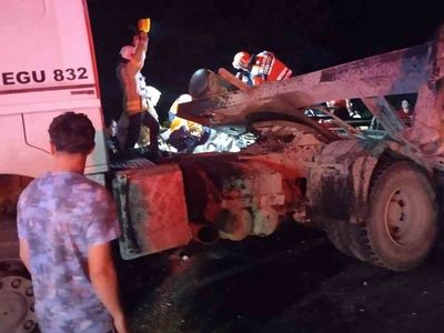 Beykoz'da hafriyat kamyonu ile otomobil çarpıştı: 3 yaralıdan biri ağır