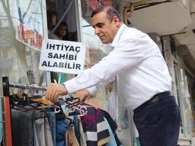 Elazığ'da 68 Yaşındaki Terzi Yıllardır İhtiyaç Sahiplerini Sevindiriyor: Askıda Kıyafet Kampanyası!