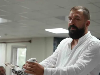 Erzurum'da sergilenen Şebap güvercinler, ev ve araba parasına alıcı bekliyor