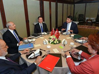 6'lı masada hangi isimler ve partiler var? Millet İttifakı cumhurbaşkanlığı adayını belirledi mi? Türkiye gündeminde seçim hazırlıkları boy gösterdi