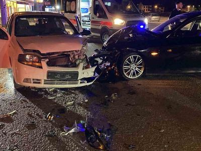 İnegöl'de iki otomobil çarpıştı: Yaralılar hastaneye kaldırıldı