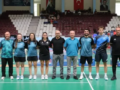 Badminton şampiyonlarına destek: Erzincanlı sporculara yeni raket hediyesi