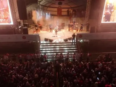 Ahlat’ta zafer coşkusunu Buray’ın müziğiyle yaşandı