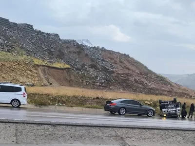 Siirt'te yağışlı havada otomobil takla attı, iki kişi yaralandı