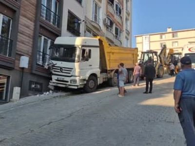 Freni boşalan kamyon eve çarptı: Mahalle sakinleri deprem oluyor sandı