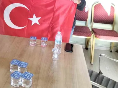 Gazilerden Füsun Atay'a anlamlı bayrak hediyesi