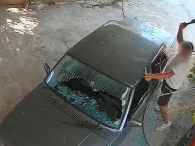 Olay anı kamerada: Kadın araçlarına satır ve bıçakla saldırdı