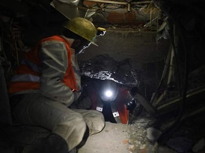 8 yaşındaki kız günler sonra kurtarıldı: Domuz damı tahkimatı ile enkazdan çıkardılar