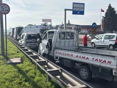 Eskişehir çevreyolunda iki araç çarpıştı: 7 kişi yaralandı