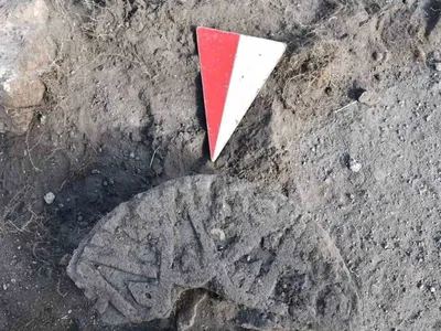 Kars’ta keşfedilen bezemeli Selçuklu taşı Ahlat’ta sergilenecek