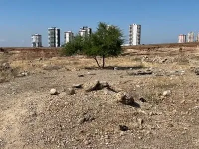 Adana'da bir genç boş arazide hayatını kaybetti