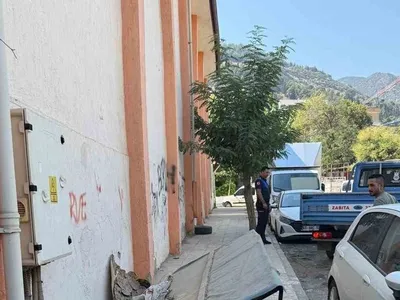 Şehzadeler'de yaya güvenliği için kaldırımlara denetim yapıldı