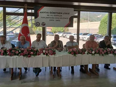 Elli yıl sonra bir araya gelen okul arkadaşları geçmişi yad etti