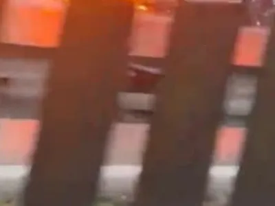 Esenler'de servis minibüsü yangında tamamen yanarak kullanılamaz hale geldi