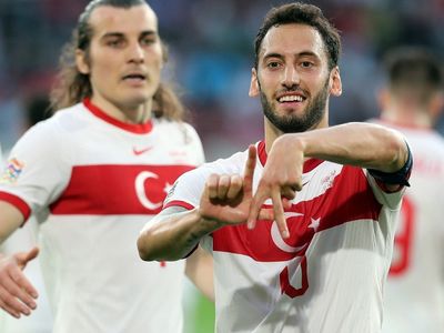A Milli Futbol Takımı kaptanı Hakan Çalhanoğlu Teknik Direktör Stefan Kuntz'a yardımcı olmaya çalıştığını söyledi
