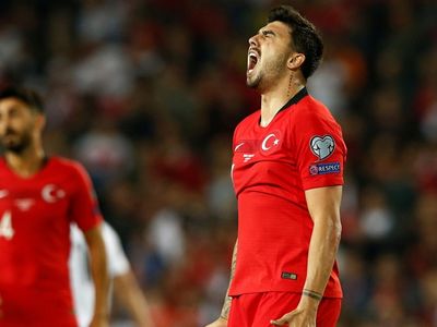 A Milli Takım Otobüsü Camına 'Fenerbahçe Düşmanı Şenol Güneş' Kağıdı Yapıştırıldı