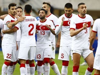 A Milli Takım'ın yıldız oyuncusu Zeki Çelik, Roma'ya transfer oldu!