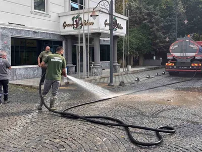 Trabzon'da sağanak yağışlar iş yerlerini su altında bıraktı