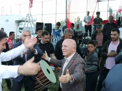 Başkan Sekmen güreş etkinliğinde davul-zurna eşliğinde sahne aldı