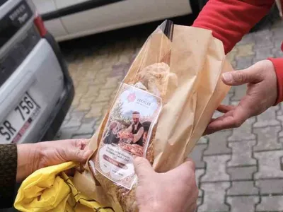 Kütahya'da ihtiyaç sahiplerine ulaştırılan sıcak pide ile dayanışma örneği sergilendi