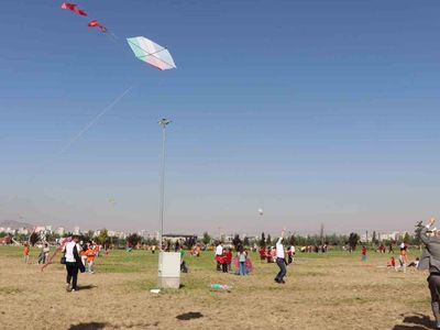 Minik öğrencilerin barış mesajı gökyüzüne ulaştı