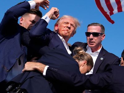 ABD Başkan adayı Trump’a suikast girişimi: Kürsüde kanlar içinde kaldı