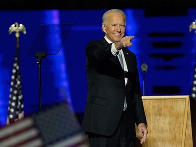 ABD Başkanı Biden'ın ilginç hareketleri son bulmuyor! Ünlü politikacı şimdi de boşlukla selamlaştı!