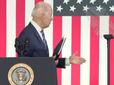 ABD Başkanı Joe Biden etrafında kimse yokken boşlukla tokalaştı: Ülkede gündem oldu