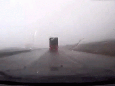 ABD'de Otoyolda Seyreden Tır Şiddetli Rüzgarın Etkisiyle Yan Yattı! O Anlar Kamerada