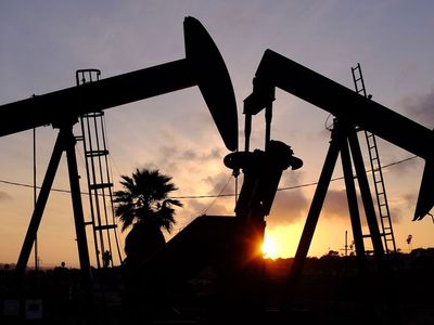 ABD'nin Güvencesi Eriyor: Ham Petrol Stokları Azaldı!