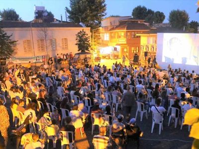 Açık hava etkinlikleri için kullanılabilecek en iyi 10 projektör modeli