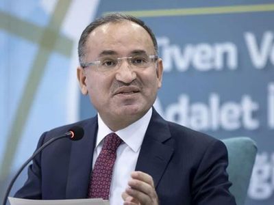 Adalet Bakanı Bekir Bozdağ'dan 'haksız tahrik indirimi' açıklaması : 'Biz kadına karşı şiddetle mücadele konusunda kadından yana tarafız'