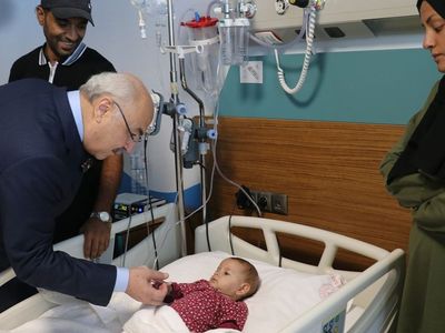 Adana Valisi Köşger, Gazzeli Aileye Taziye Ziyaretinde Bulundu