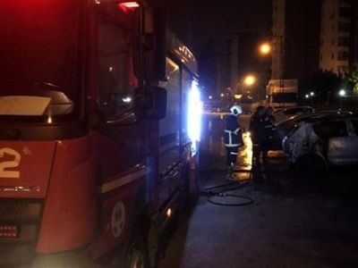 Adana'da 2 Otomobil Kundaklandı