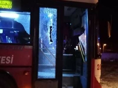 Adana’da Belediye Otobüsüne Taşla Saldırıldı: 3 Yaralı