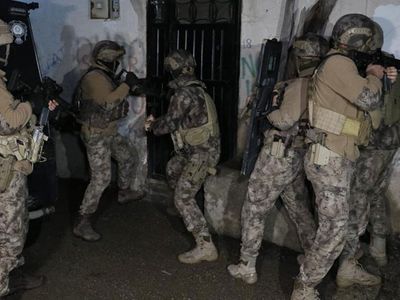 Adana'da DEAŞ'a şafak operasyonu! Kapılar kırıldı, 3 şüpheli kıskıvrak yakalandı