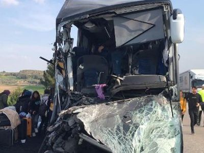 Adana’da depremzede öğrencileri taşıyan otobüs kaza yaptı: Ölü ve yaralılar var