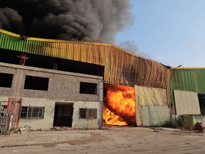 Adana’da fabrika yangını: Dumanlar gökyüzünü kapladı