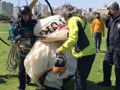 Adana'da İzinsiz Havalanan İki Paramotor İndirildi